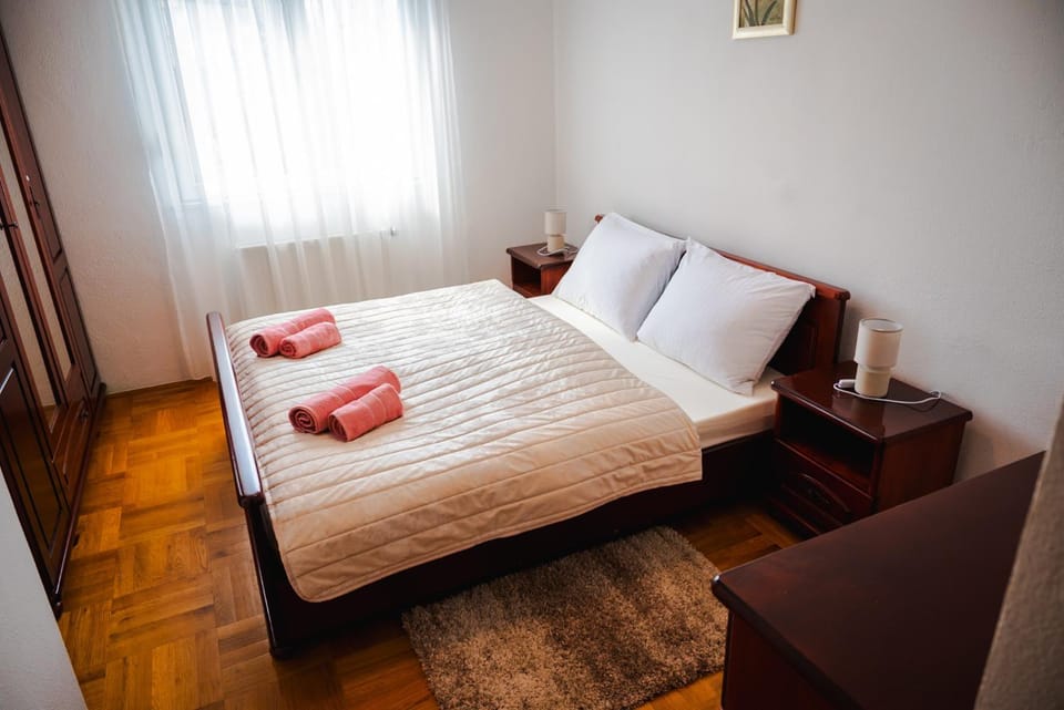 Bed, Bedroom, towels
