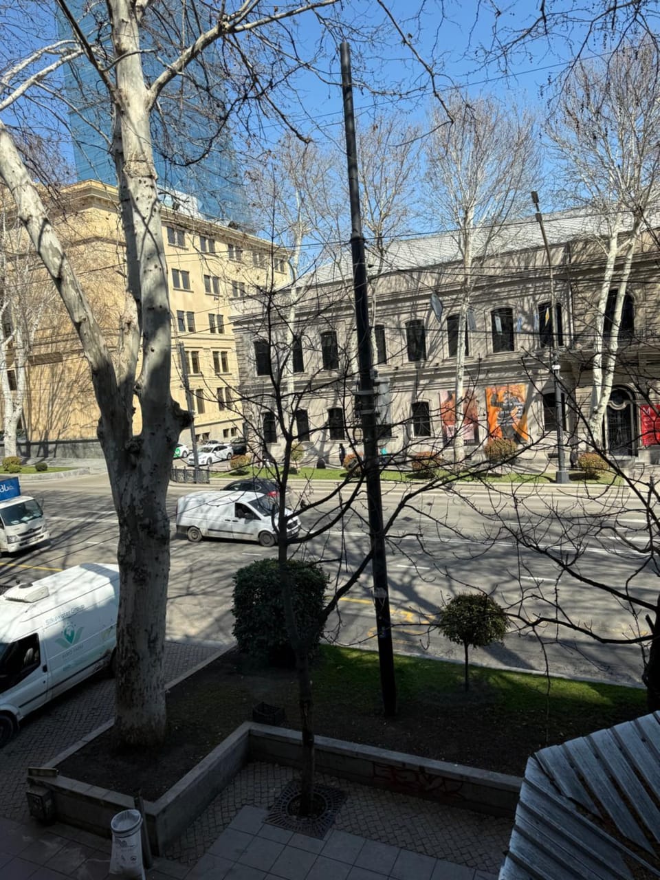 Property building, Spring, Day, Neighbourhood, City view, Street view, Location, Parking