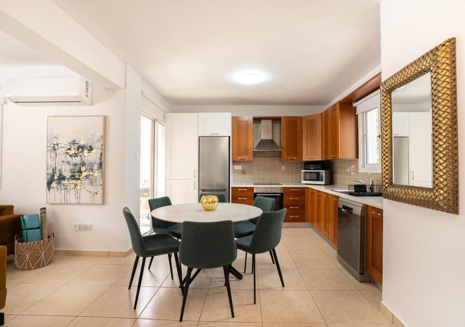 Kitchen or kitchenette, Seating area, Dining area