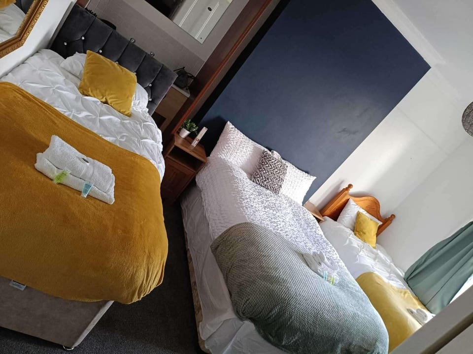 Apt - Sleeps 10 - Parking - Ideal for Contractors Apartment in Gateshead