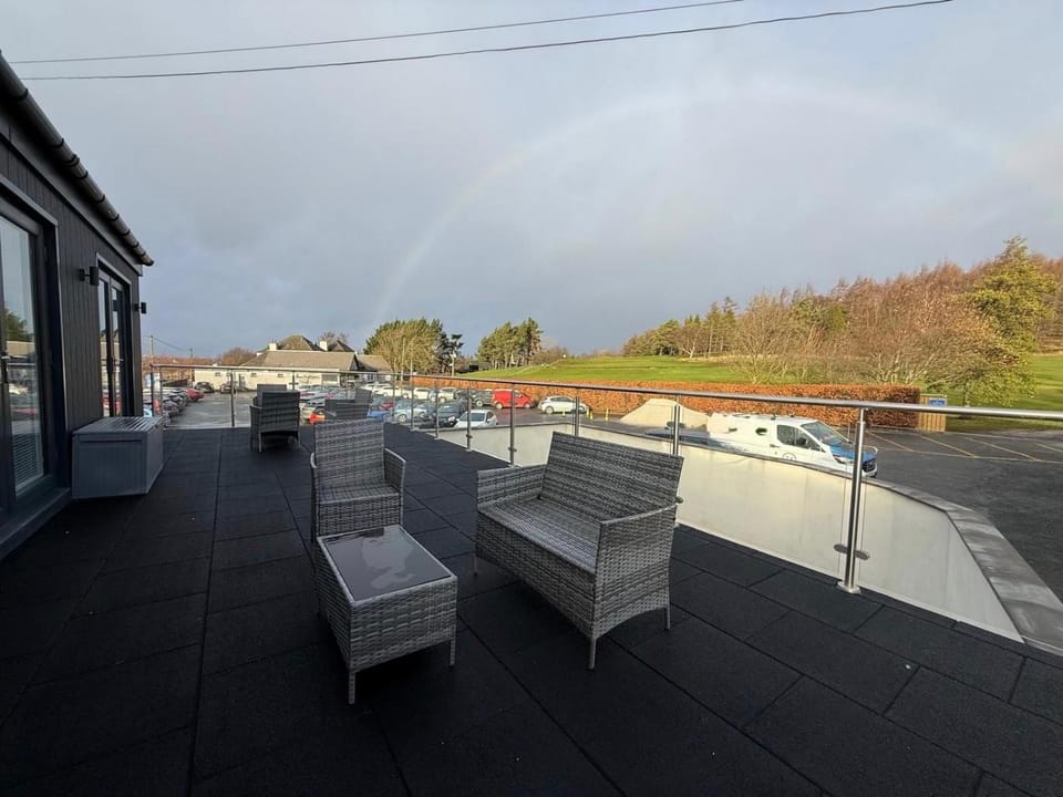 Day, View (from property/room), Balcony/Terrace, Decorative detail, Seating area