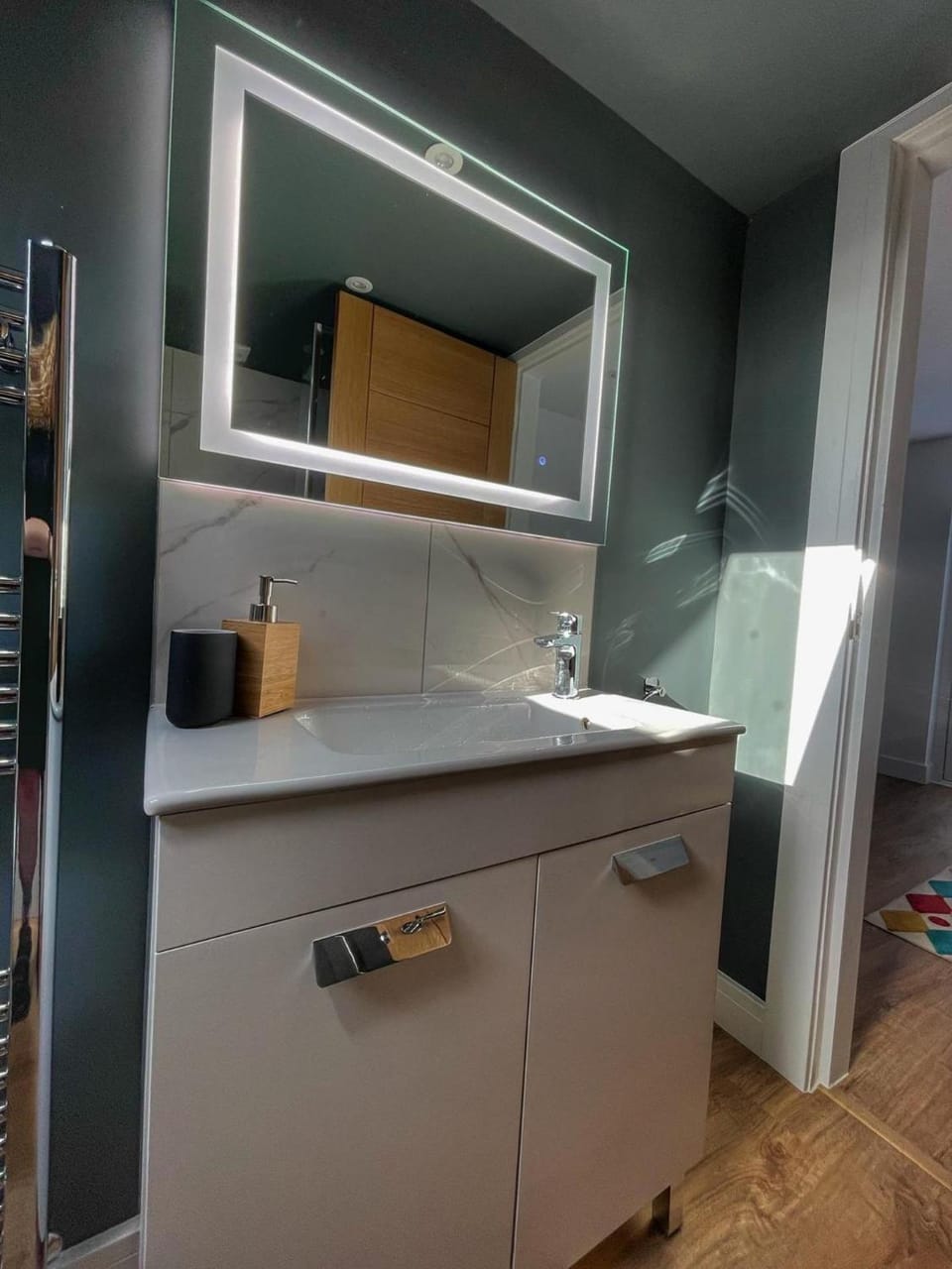 Toilet, Photo of the whole room, Decorative detail, acessibility