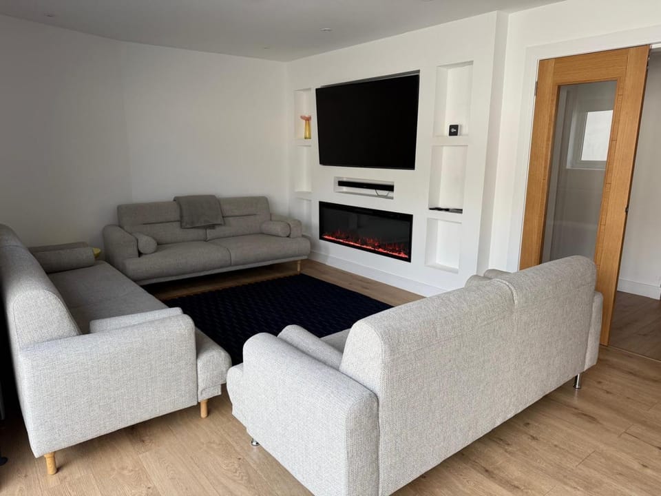 Communal lounge/ TV room, TV and multimedia, Living room, Seating area, Evening entertainment