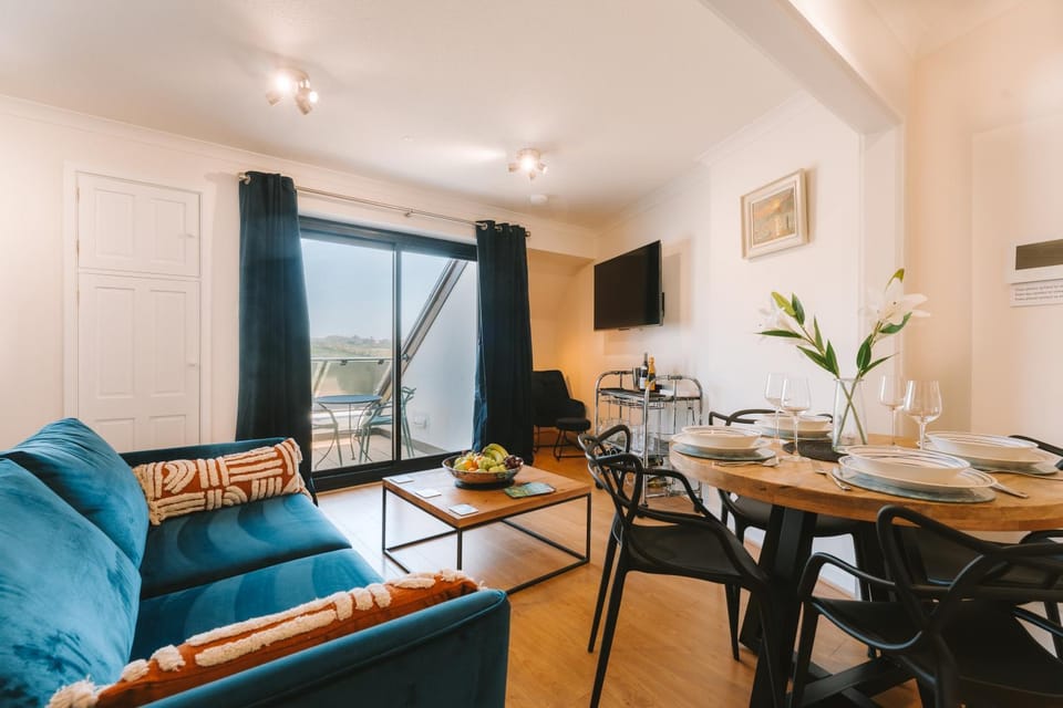 TV and multimedia, Balcony/Terrace, Living room, Seating area, Dining area