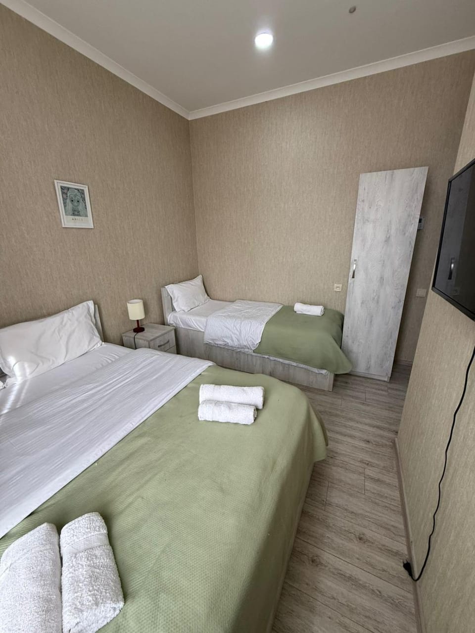 Bed, TV and multimedia, Photo of the whole room, Bedroom, towels