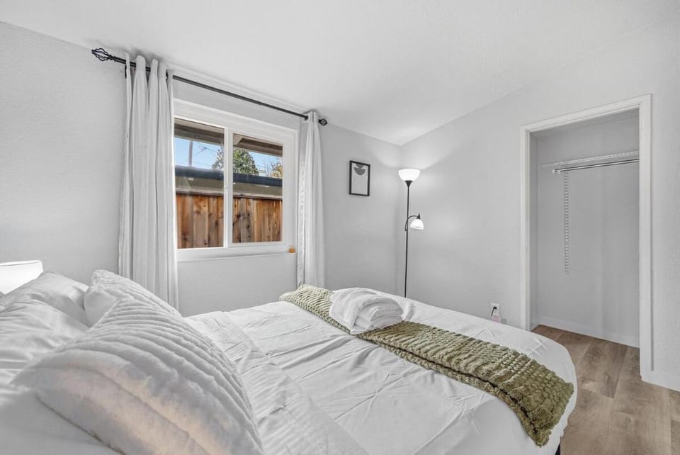 206 Modern spacious retreat with 4B 4ba full amenities Villa in Santa Clara