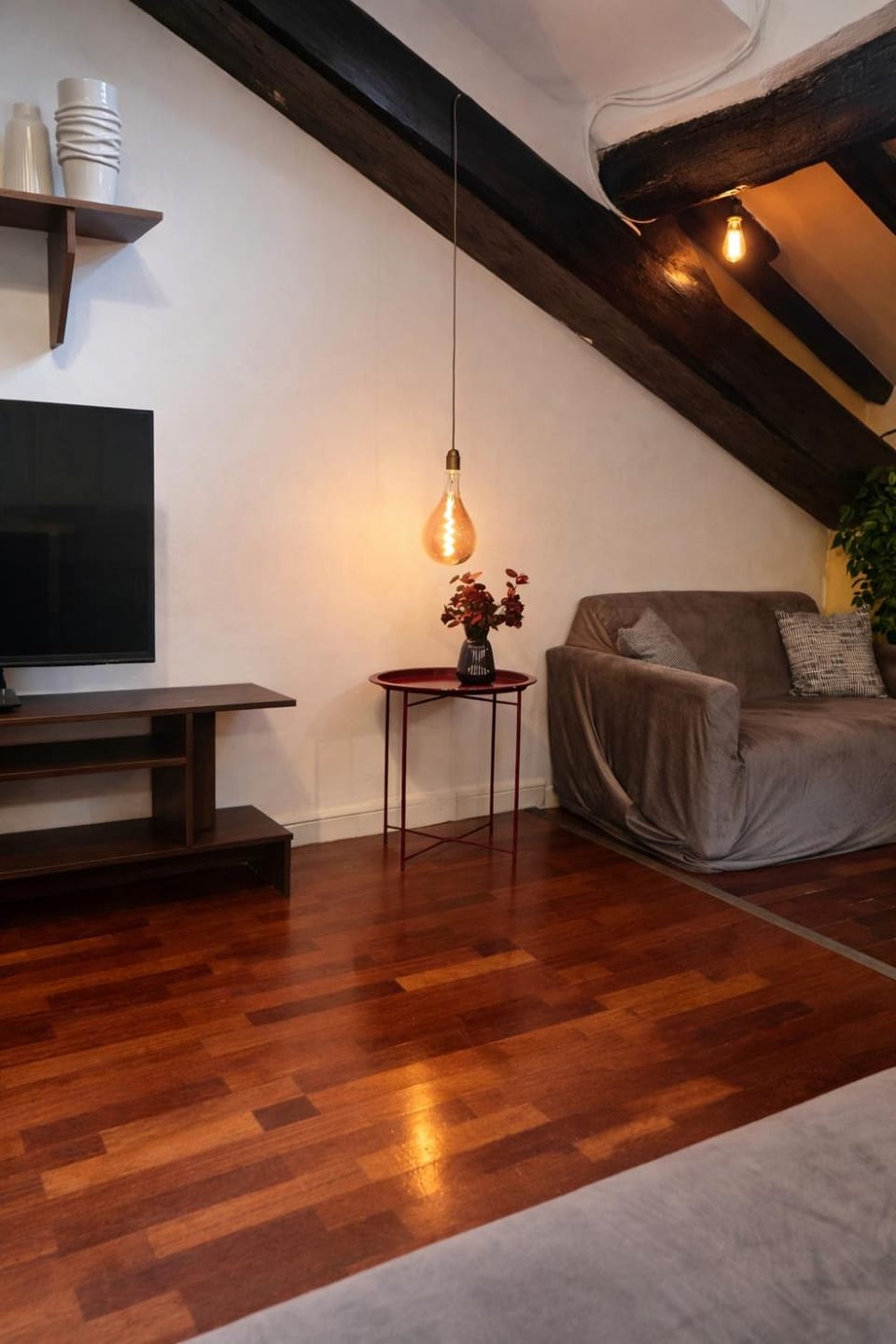TV and multimedia, Living room, Seating area, Evening entertainment