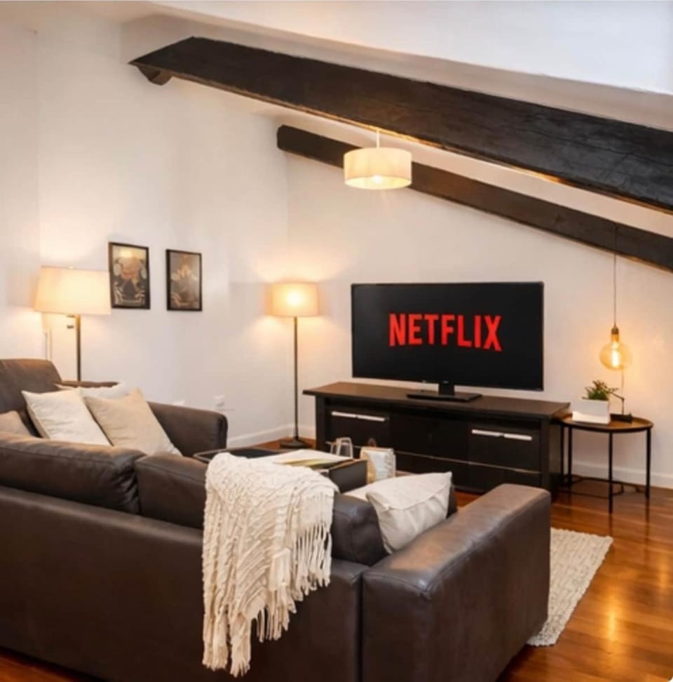 TV and multimedia, Living room, Seating area, Evening entertainment