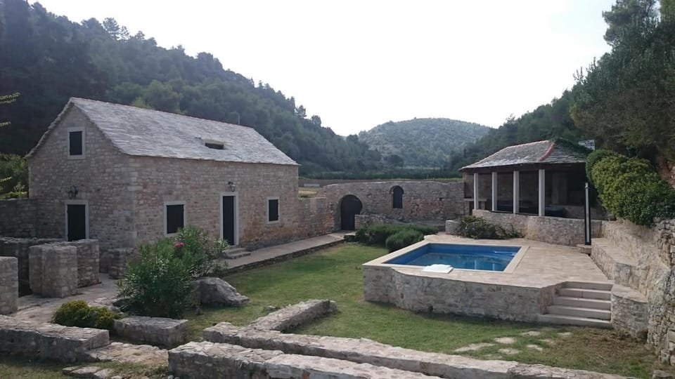 Property building, Garden, Balcony/Terrace, Swimming pool