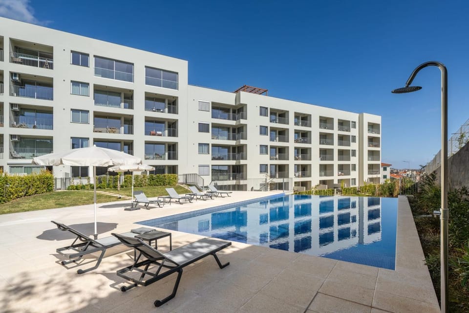 Property building, Day, Swimming pool, sunbed