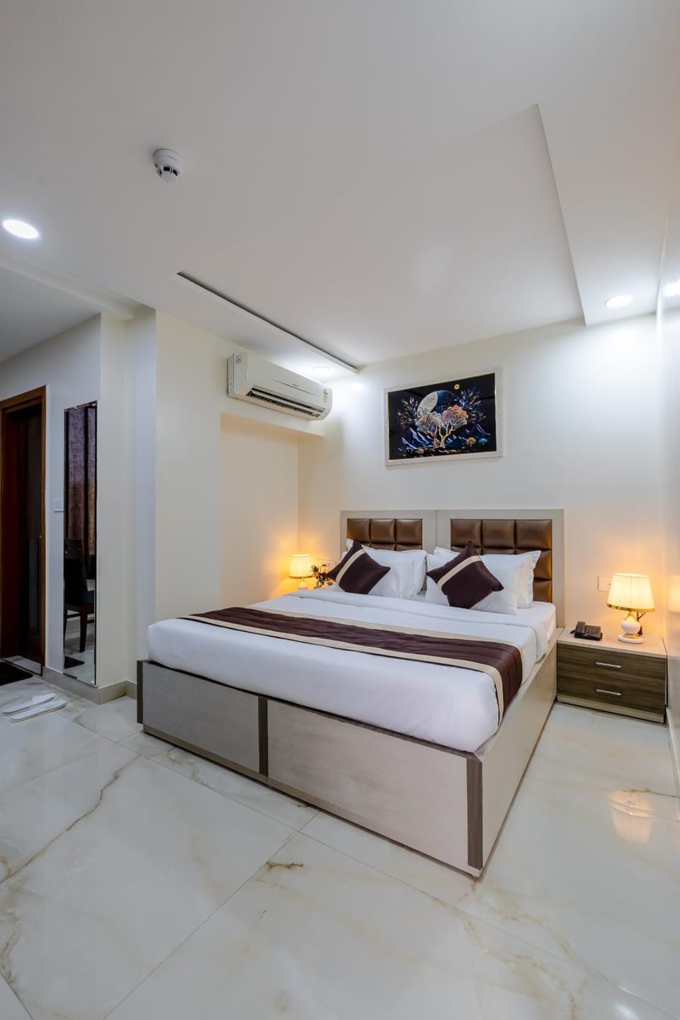 Bed, TV and multimedia, Photo of the whole room, Bedroom, towels, air conditioner