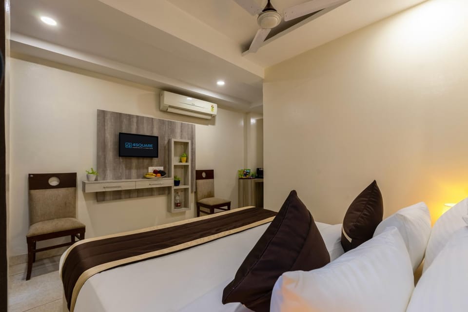 Bed, TV and multimedia, Photo of the whole room, Seating area, Bedroom, air conditioner