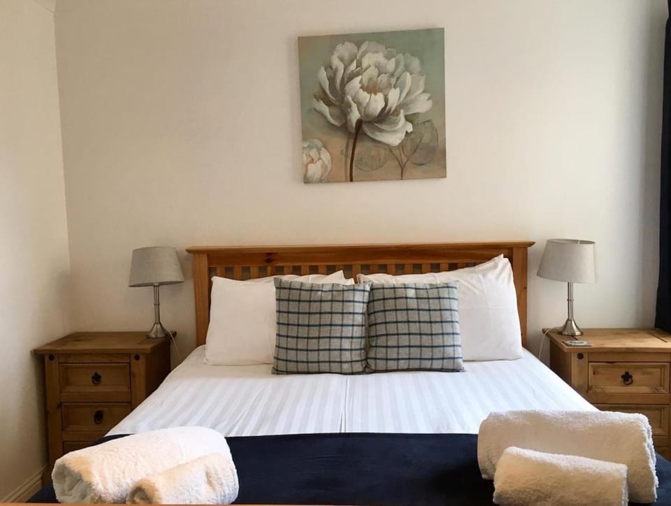 Central Spacious Riverside Apartment Free Parking Apartment in Inverness