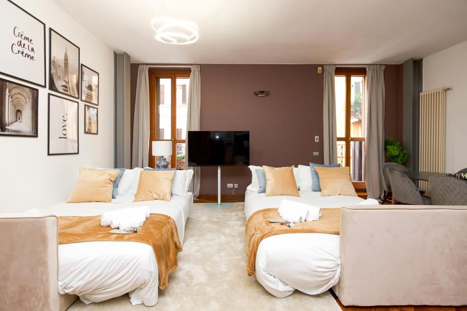 Bed, TV and multimedia, Living room