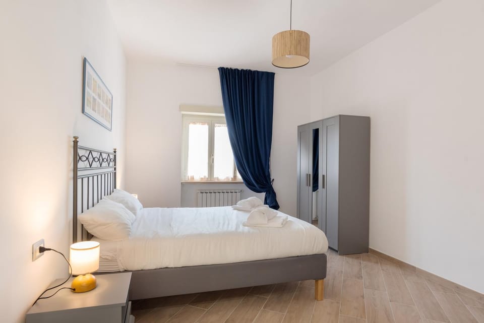 Nearby landmark, Bed, Photo of the whole room, Decorative detail, Decorative detail, Bedroom, heating, internet, wardrobe, air conditioner