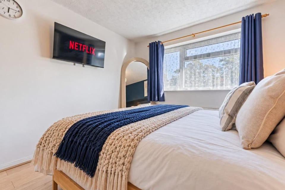 Bed, TV and multimedia, Bedroom