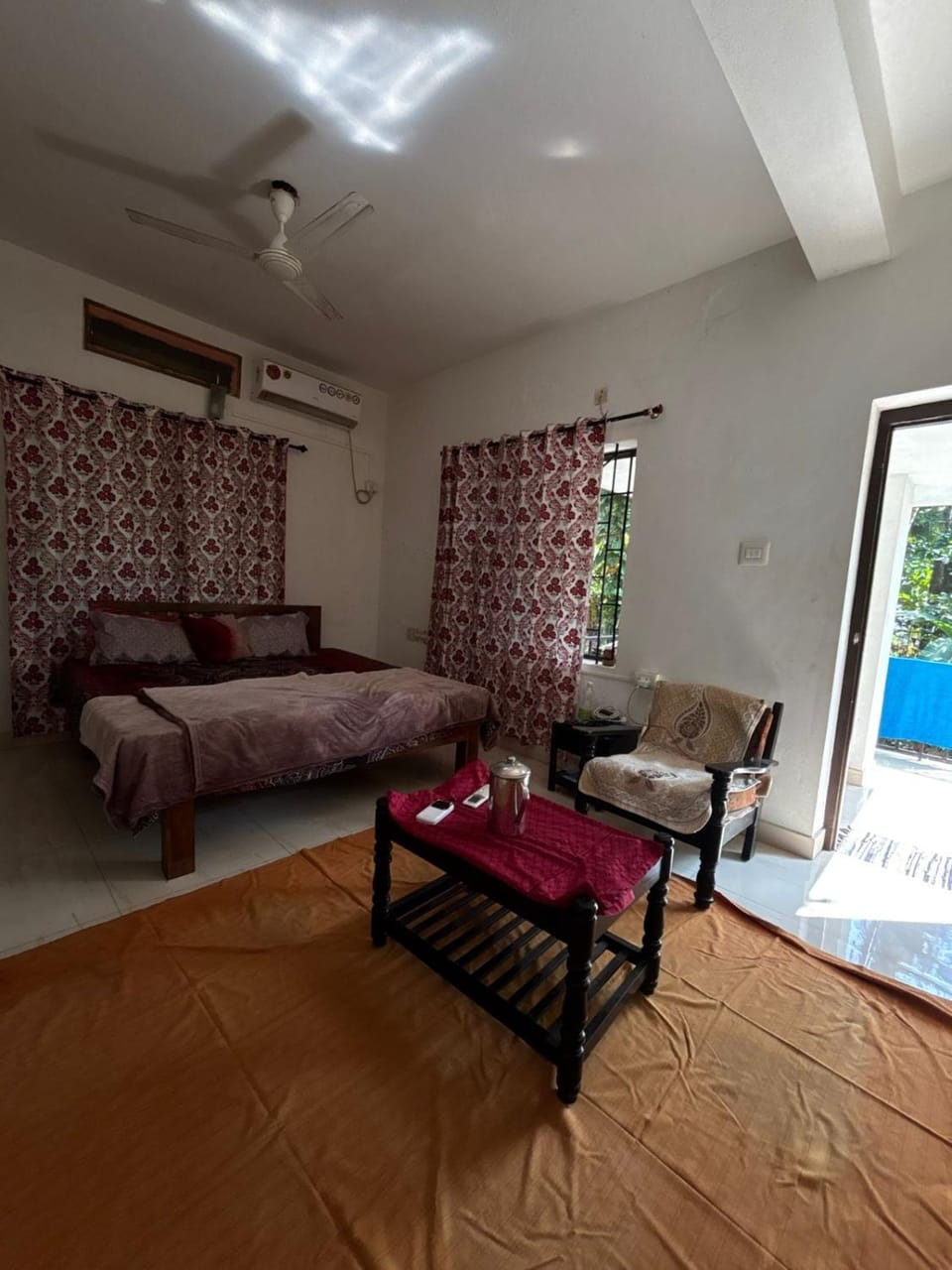 Seating area, Bedroom, air conditioner