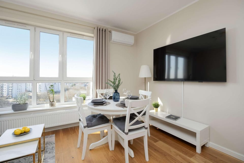 TV and multimedia, Living room, Seating area, Dining area, Evening entertainment, air conditioner