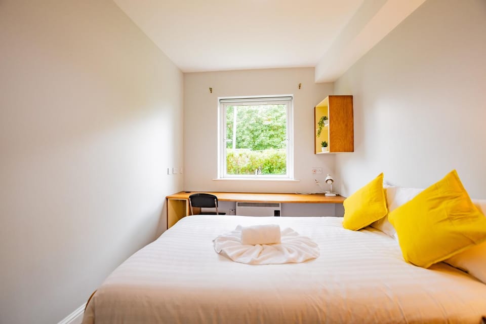 Bedroom, towels