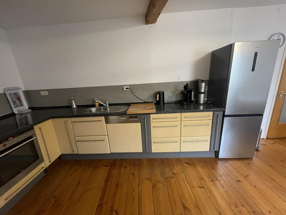 Coffee/tea facilities, Kitchen or kitchenette, Communal kitchen, dishwasher, oven, stove, kitchen