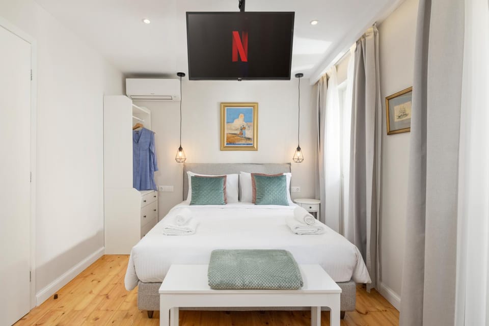 Bed, TV and multimedia, Bedroom, towels, wardrobe