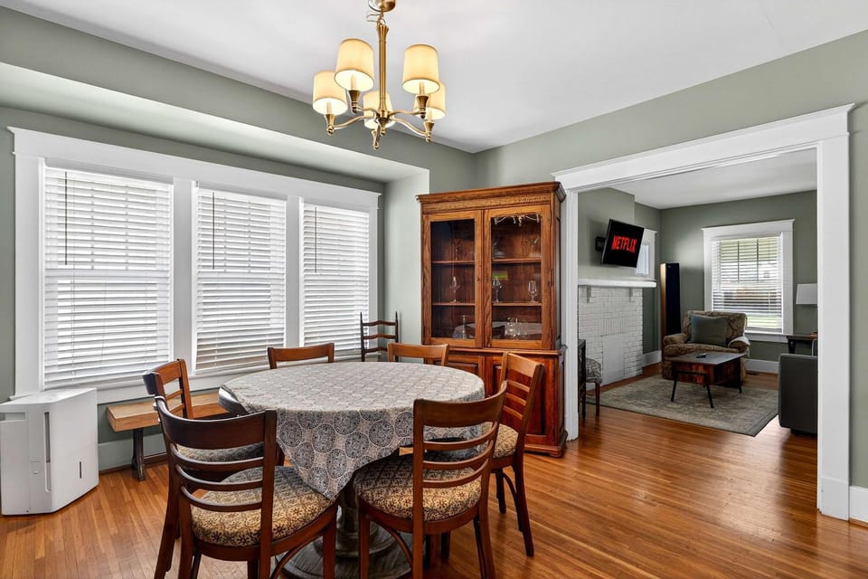 Spacious home with backyard near Churchill Downs House in Jefferson County