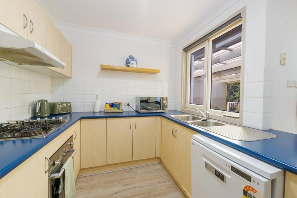 3BR Guesthouse w Sunroom Near Stanhope Leisure Bed and Breakfast in Sydney