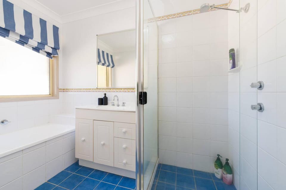 3BR Guesthouse w Sunroom Near Stanhope Leisure Bed and Breakfast in Sydney