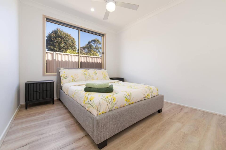 3BR Guesthouse w Sunroom Near Stanhope Leisure Bed and Breakfast in Sydney