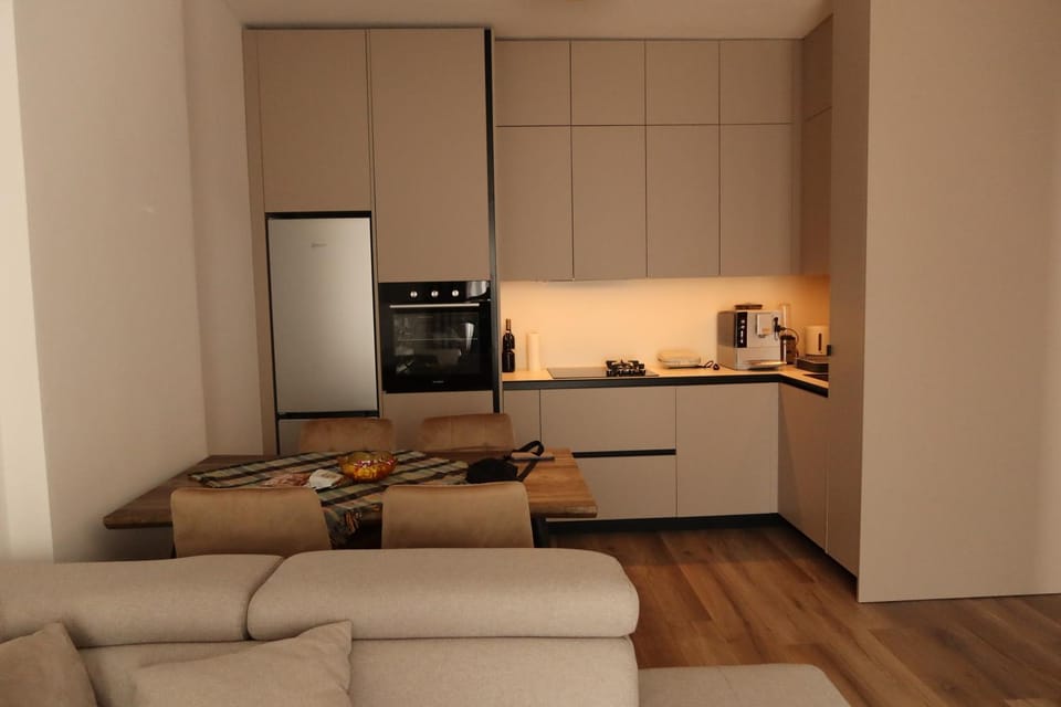 Coffee/tea facilities, Kitchen or kitchenette, Dining area, oven, stove, toaster