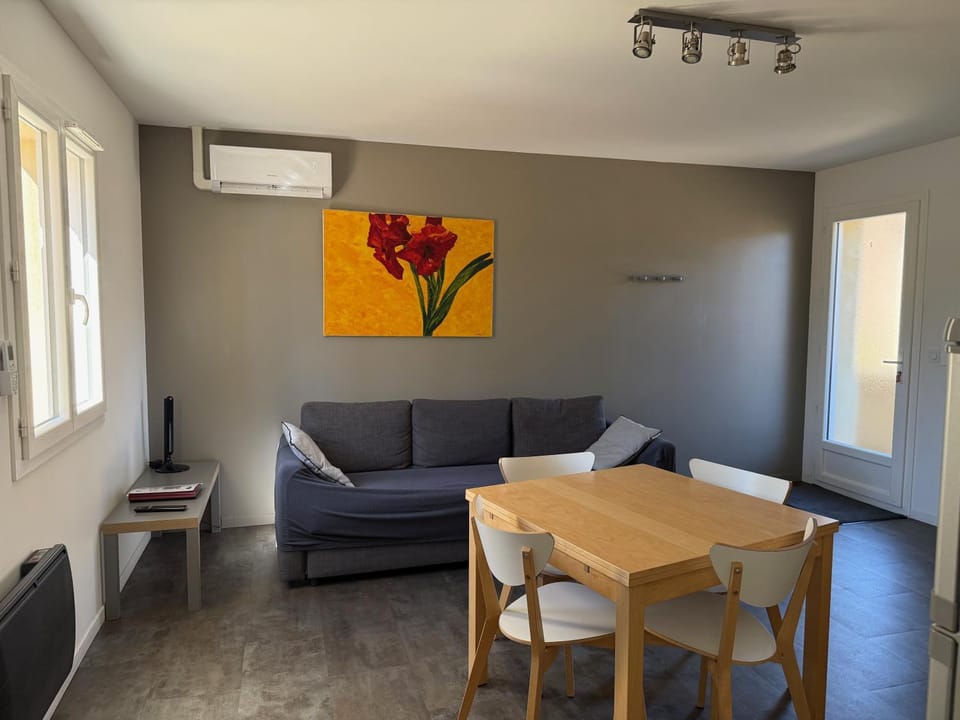 Seating area, Dining area, air conditioner