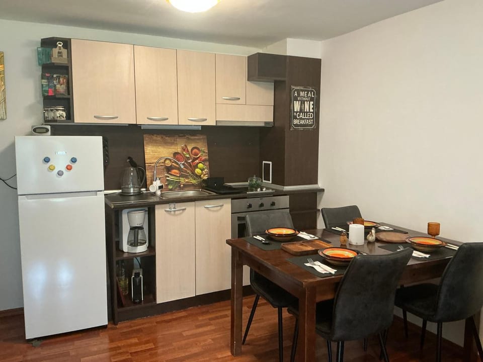 Coffee/tea facilities, Kitchen or kitchenette, oven, stove