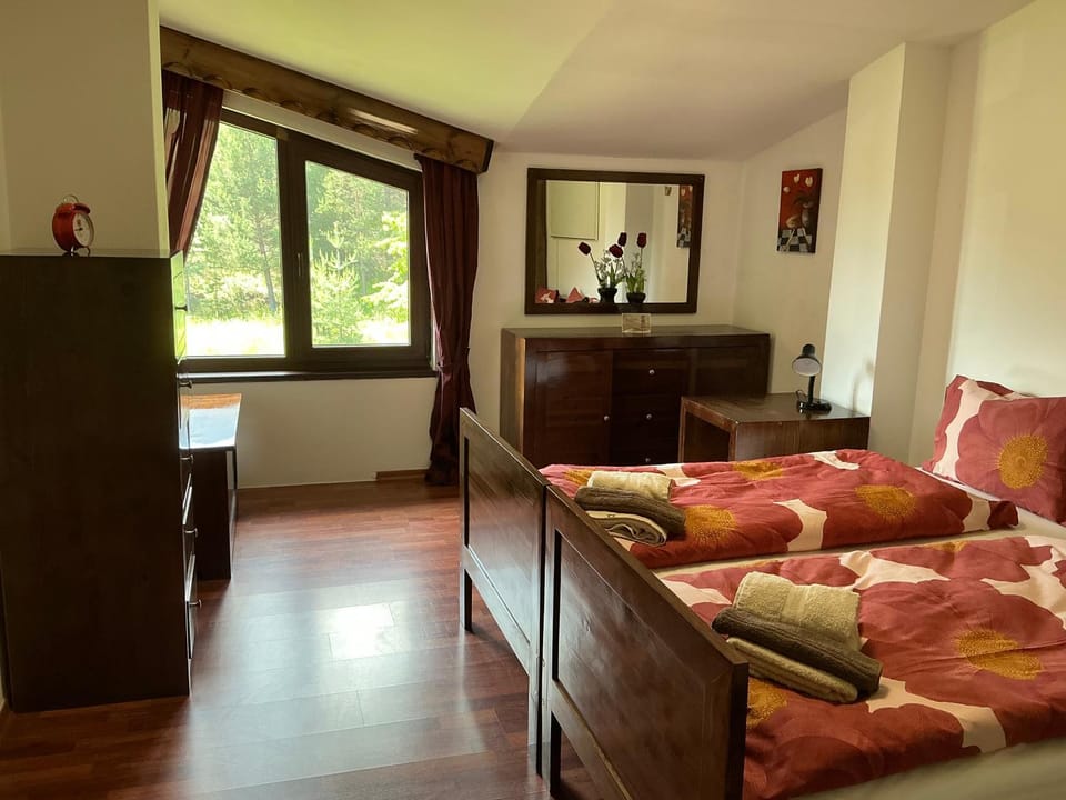 Bed, Photo of the whole room, Seating area, Bedroom