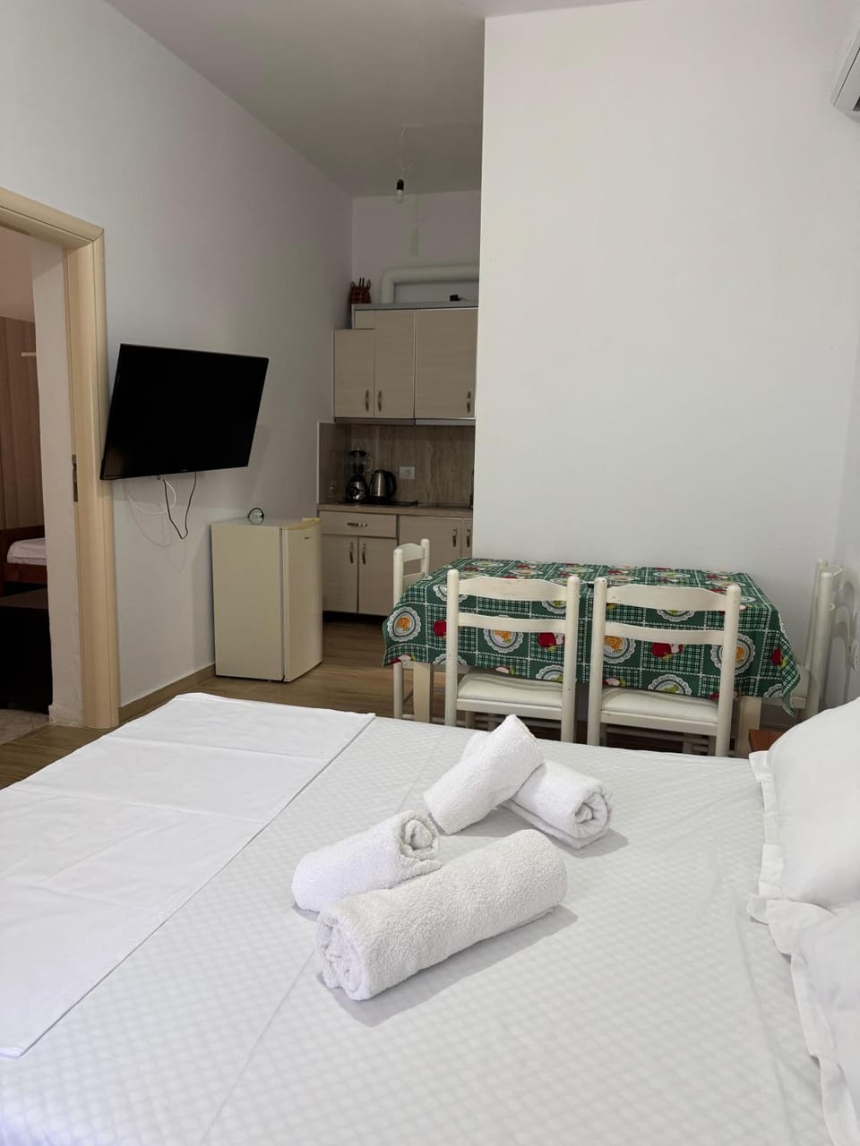 Lake View Rooms PASQYRA Ksamil Bed and Breakfast in Corfu, Greece