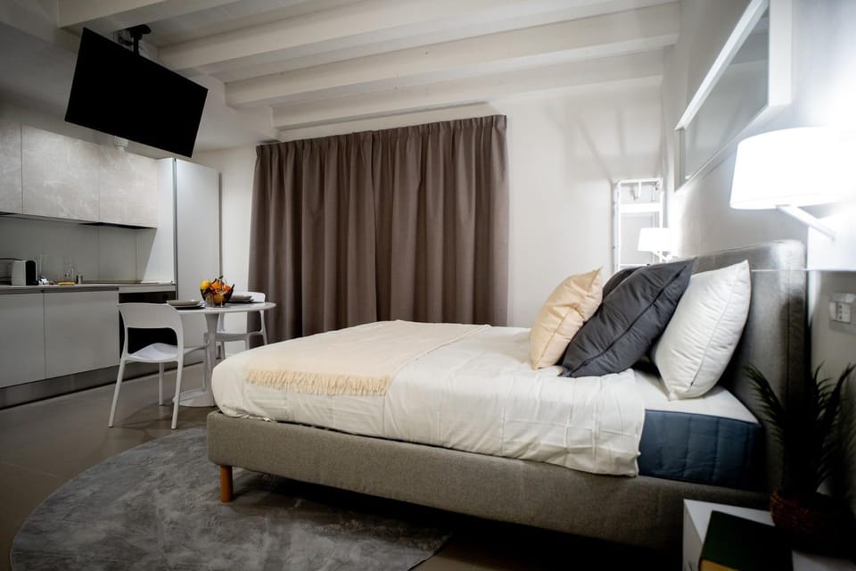 Bed, TV and multimedia, Photo of the whole room
