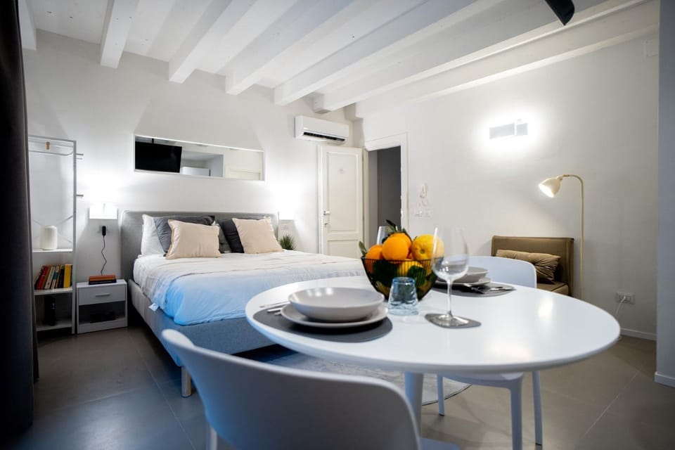Photo of the whole room, Dining area, Bedroom