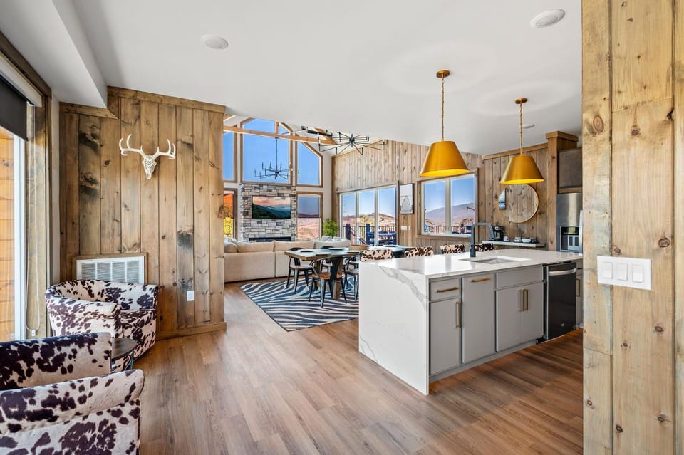 Kitchen or kitchenette, Living room, Seating area, Dining area