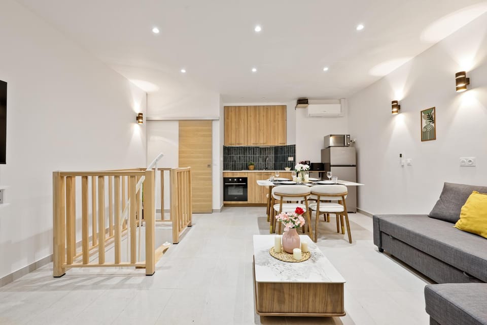 Bed, Kitchen or kitchenette, Living room, Seating area, Dining area, stove, toaster
