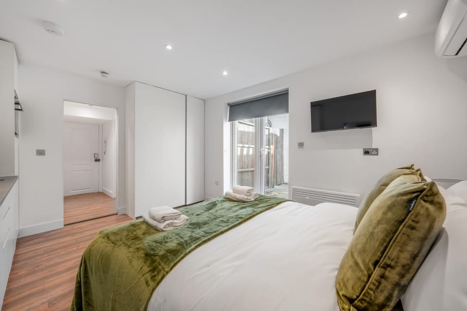 Photo of the whole room, Bedroom
