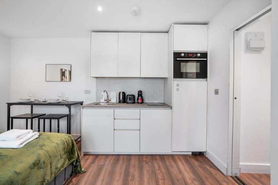 Coffee/tea facilities, Dining area, oven, stove