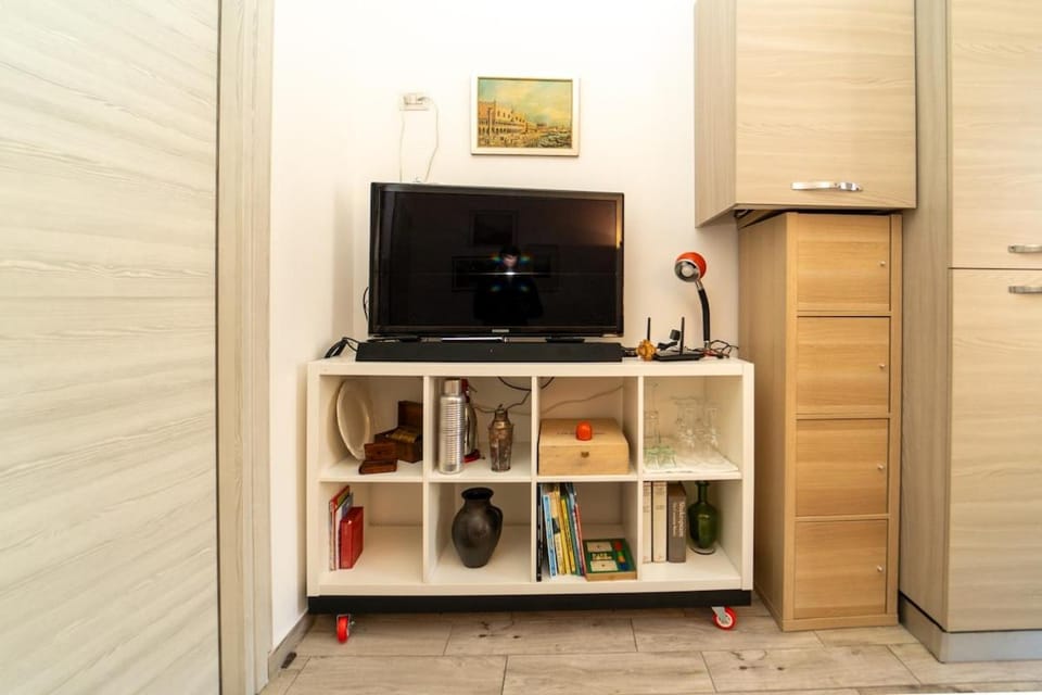 Large Modern Apartment with WiFi and AC Apartment in San Donato Milanese