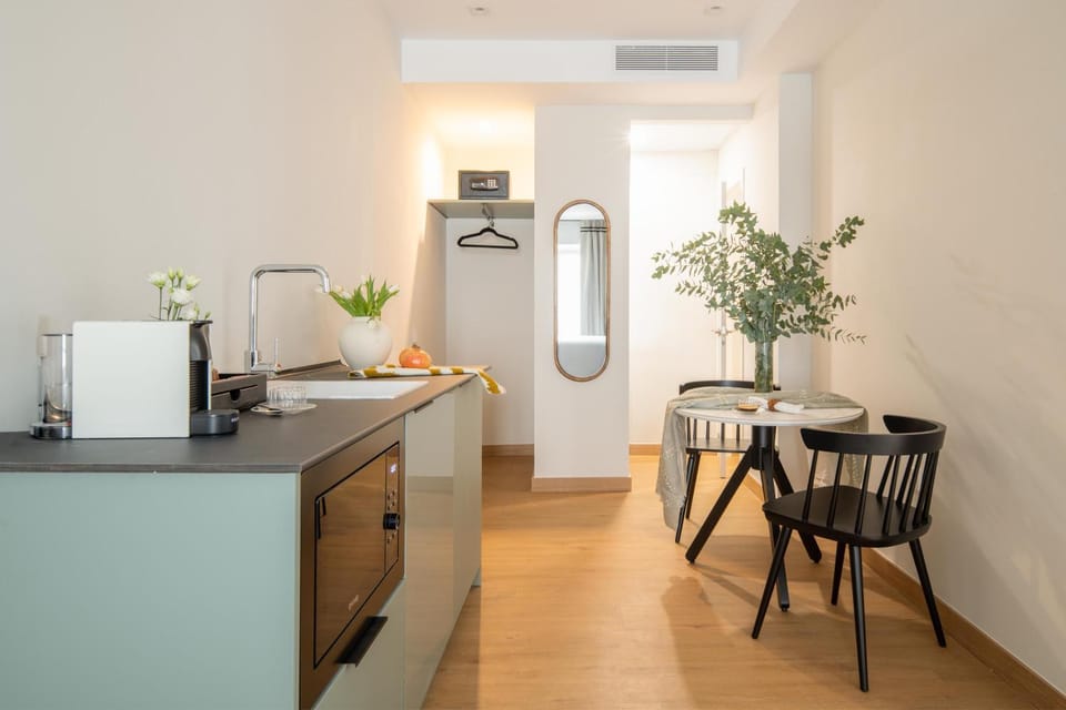 Dining area, minibar