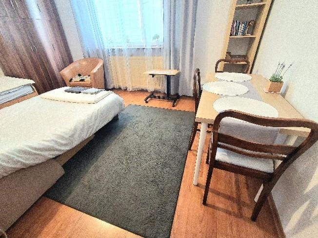 ,,Arts Home,, ,ZAPRASZAM możliwość bezpłatnego parkowania,blisko las,przyroda, centrum kardiologii,centrum zdrowia dziecka,centrum szkoleniowe,trasa na Lublin,Ukrainę,mieszkanie przestronne,czyste,spokojna okolica,blisko Aldi,Lidl,Żabka,Rossmann,pkp, ztm Apartment in Warsaw