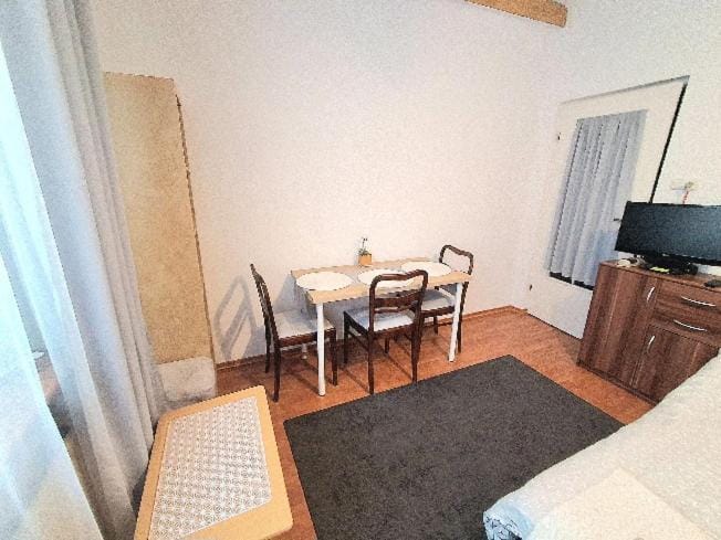 ,,Arts Home,, ,ZAPRASZAM możliwość bezpłatnego parkowania,blisko las,przyroda, centrum kardiologii,centrum zdrowia dziecka,centrum szkoleniowe,trasa na Lublin,Ukrainę,mieszkanie przestronne,czyste,spokojna okolica,blisko Aldi,Lidl,Żabka,Rossmann,pkp, ztm Apartment in Warsaw