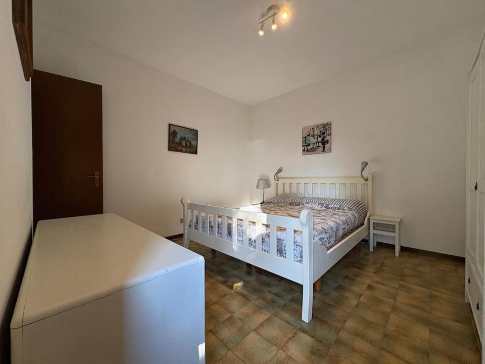 Bed, Photo of the whole room, Bedroom, cot