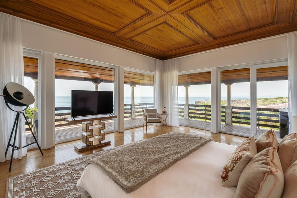 Blissful Seafront Villa in Cascais
