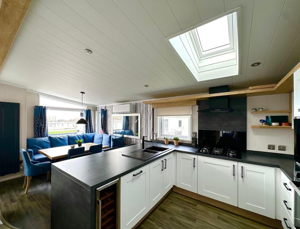 Kitchen or kitchenette, Living room, Seating area, Dining area, minibar, stove