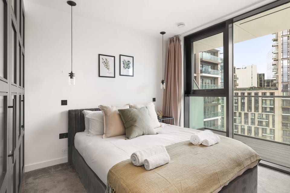 2-BR Flat AC Balcony Just Steps from Tower Bridge Apartment in London Borough of Southwark
