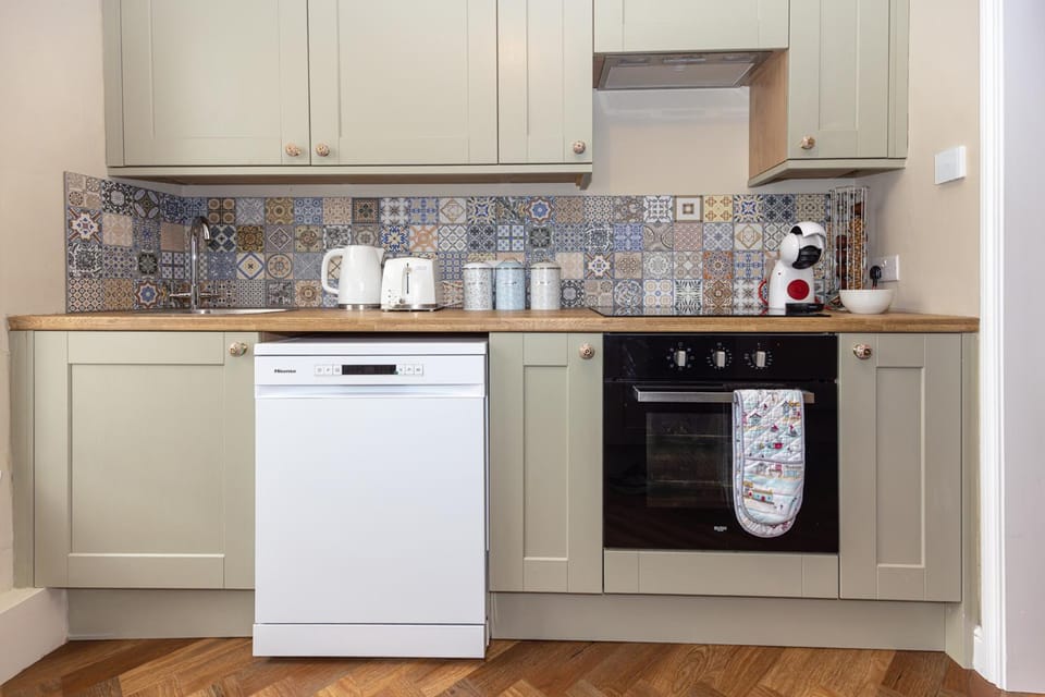 Coffee/tea facilities, dishwasher, oven, kitchen