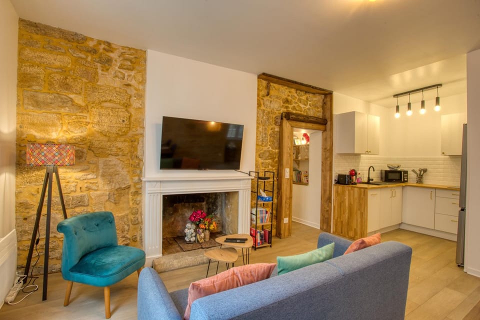 TV and multimedia, Kitchen or kitchenette, Living room, stove, kitchen